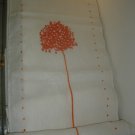 Table runner in linen with hand embroidered flower
