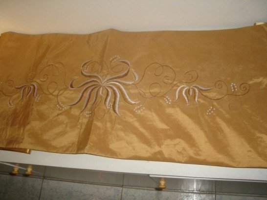 Table runnner in yellow taffeta