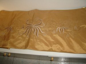 Table runnner in yellow taffeta