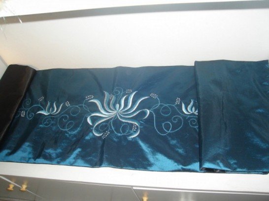 Table runner in blue taffeta