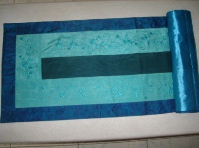 Table runner in silk with flower embroidery