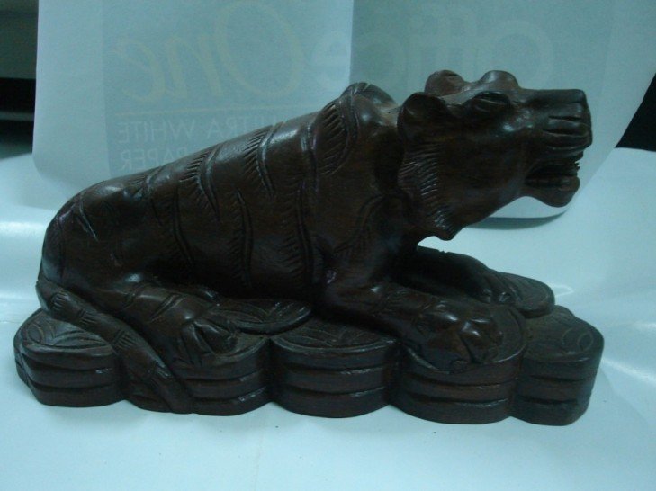 Nacrine wood lion