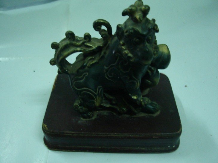 Nacrine wood monkey