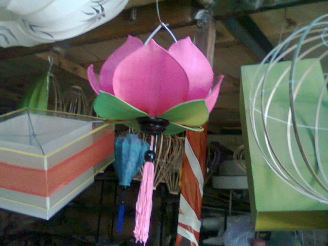 Hanged lotus lamp