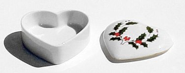 HOLLY PATTERN GLOSS CERAMIC HOLIDAY KEEPSAKE/TRINKET BOX