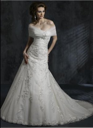 Scoop Neckline Appliqued Beaded Tuller Wedding Dress Bridal Gown