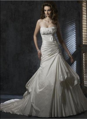 Scoop Neckilne Appliqued Beaded Taffeta Wedding Dress Bridal Gown