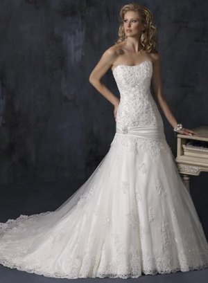 Scoop Neckline Appliqued Beaded Tuller Strapless Wedding Dress Bridal Gown