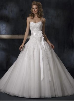Ball Sweetheart Neckline Strapless Appliqued Beaded Tuller Wedding Dress Bridal Gown