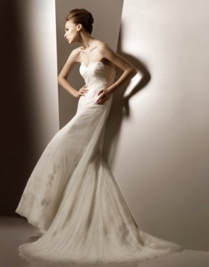 Sweetheart Strapless Appliqued Beading Tuller Wedding Dress Bridal Gown
