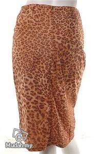 models off duty style fashion clothing leopard print pencil skirt