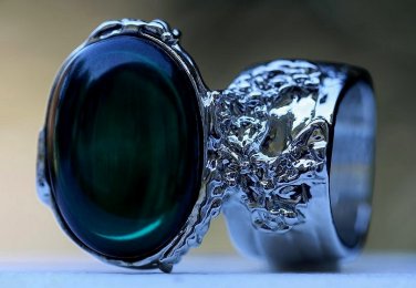 Arty Oval Ring Emerald Green Vintage Glass Silver Chunky Armor Knuckle Art Gift Statement Size 6