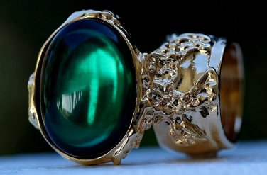 Arty Oval Ring Emerald Green Vintage Glass Gold Chunky Armor Knuckle Art Gift Statement Size 6