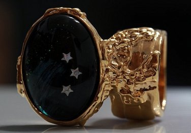 Arty Oval Ring Shooting Stars Gold Glass Sparkly Fantasy Galaxy Chunky Artsy Knuckle Art Size 4.5