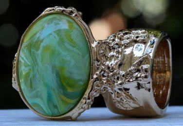 Arty Oval Ring Green Yellow Swirl Gold Vintage Knuckle Art Avant Garde Artsy Statement Size 4.5