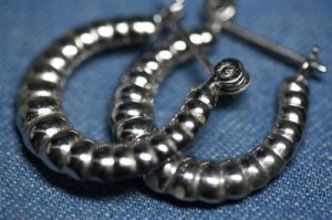 STERLING SILVER HINGED RIBBED HOOP EARRING