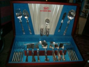 ROGER & BROS.1847 ETERNALLY YOURS SILVERWARE SET OF 71