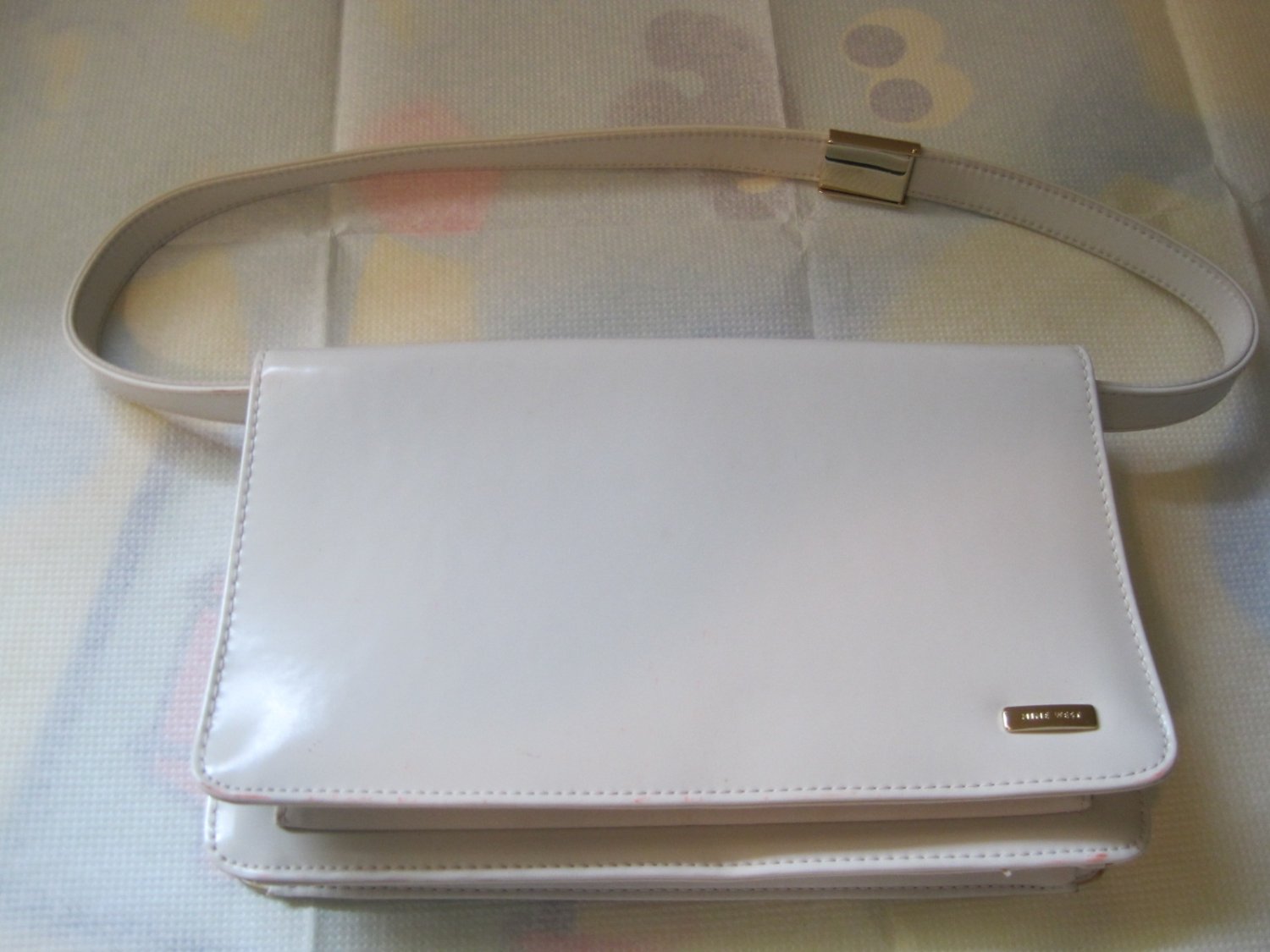 Small White Nine West Purse- Very good condition. Ship Fast