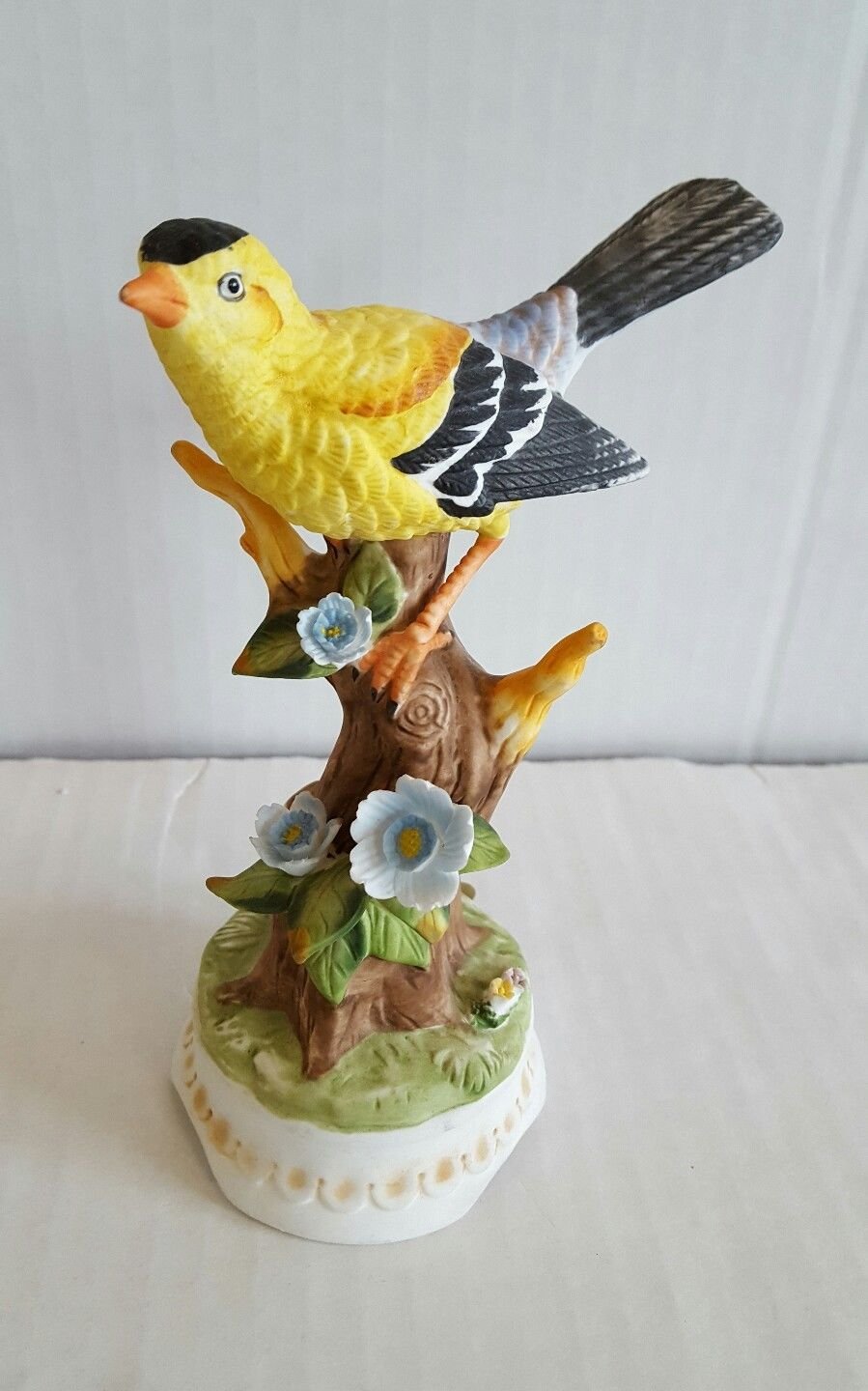 Towle Fine Bone China Yellow Oriole Music Box Figurine, Plays Unknown Song -1147