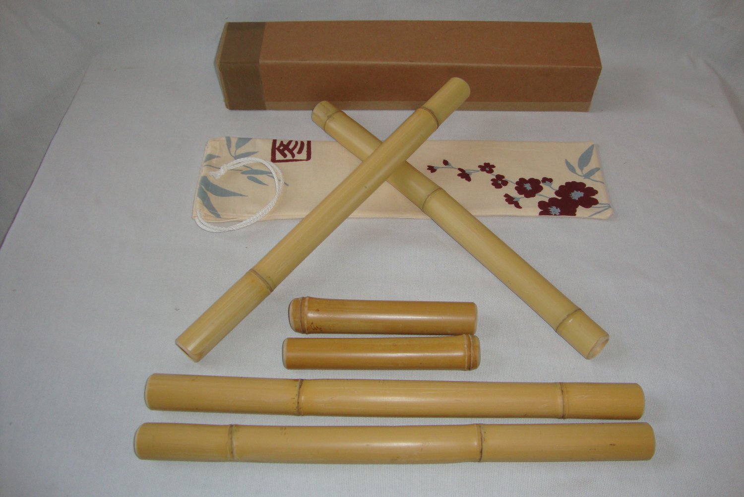 Массажный бамбуковый. Массаж бамбуковыми палочками. Бамбуковые палки для массажа. Бамбуковая скалка для массажа. Креольский массаж бамбуковыми палочками.