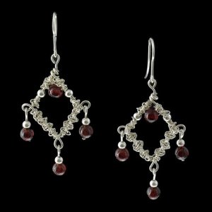Silver plated weave earrings with garnet