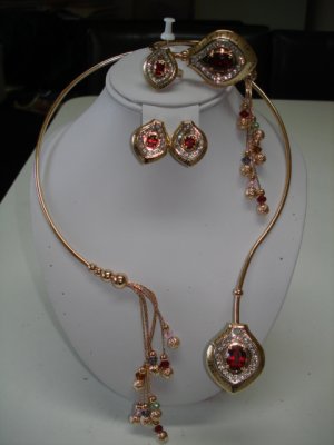 CHIC HIGH-END YELLOW GOLD PLTD W/RED STONES