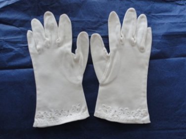 Vintage Cream Gloves Size 6 or 6&Acirc;&frac12; Embroidered Cut Outs, 8&Acirc;&frac34; Inches long.