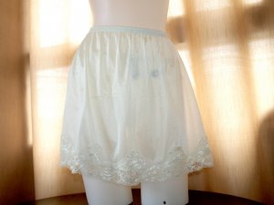 NWT CLASSIC SHEER NYLON HALF SLIP SKIRT, LACE DETAIL CREME COLOR, WOMEN UNDERWEAR.