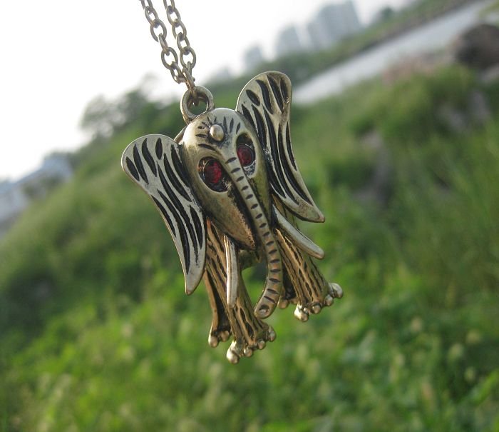 Three-dimensional elephant necklace
