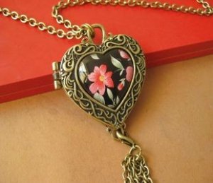 Beautiful flowers, heart-shaped treasure box necklace