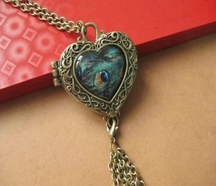 Heart-shaped treasure box necklace peacock feathers