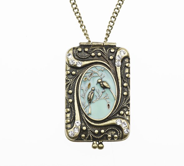 The magpies small box necklace, can open
