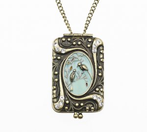 The magpies small box necklace, can open