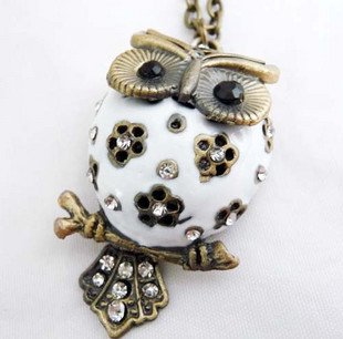 Fat belly owl necklace, white