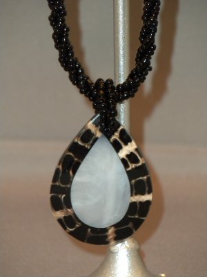 TIGER BLACK SHELL NECKLACE