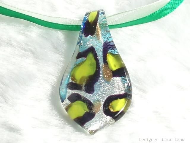 P386 MURANO GLASS GREEN LEAF PENDANT NECKLACE