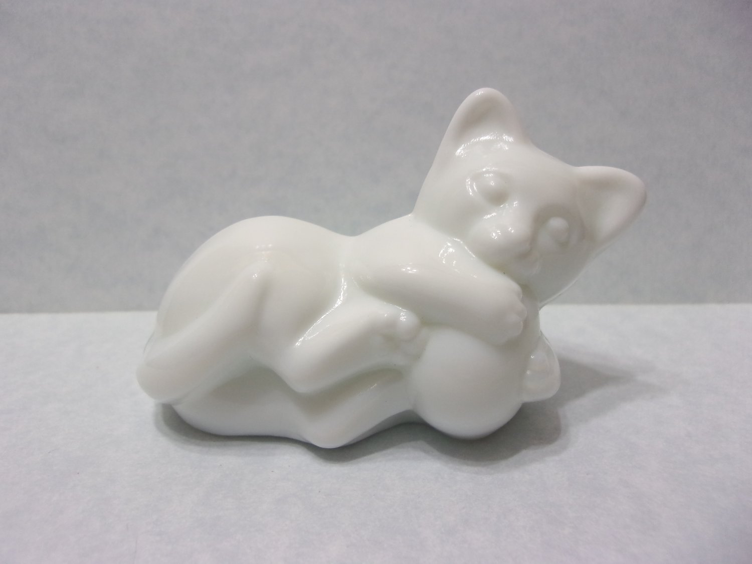 Fenton Glass Milk White Kitten Cat with Ball Figurine FAGCA 2022 Mosser Glass