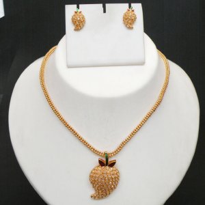 STUDIO DESIGNER GOLDTONE RUBY EMERALD PEARL WEDDING 3PC PENDANT NECKLACE SET R93