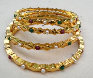 INDIAN POLKI GOLD FINISH PEARL RUBY EMERALD BRIDAL JEWELRY BANGLE 4PC 2.6 154