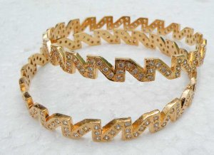 2 PC ZIG-ZAG GOLD TONE SIMULATED AMRICAN AD STONE JEWELRY BANGLE BRACELET RB116