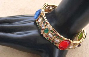 GORGEOUS 1PC INDIAN GOLD FINISH RUBY EMERALD HINGED POLKI BRACELET 2.8" VB210