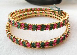 AWESOME! 2 PC GOLD TONE JAIPURI CUT RUBY EMERALD BANGLE BRACELET REAL 221