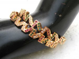 2PC GOLD FINISH ZIG-ZAG STYLE AD RUBY EMERALD JEWELRY BANGLE BRACELET 2.6 RB119