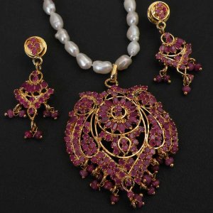 PREMIUM INDIAN JEWELRY  GOLDTONE RUBY PENDANT PEARL NECKLACE EARRING 3P RE179