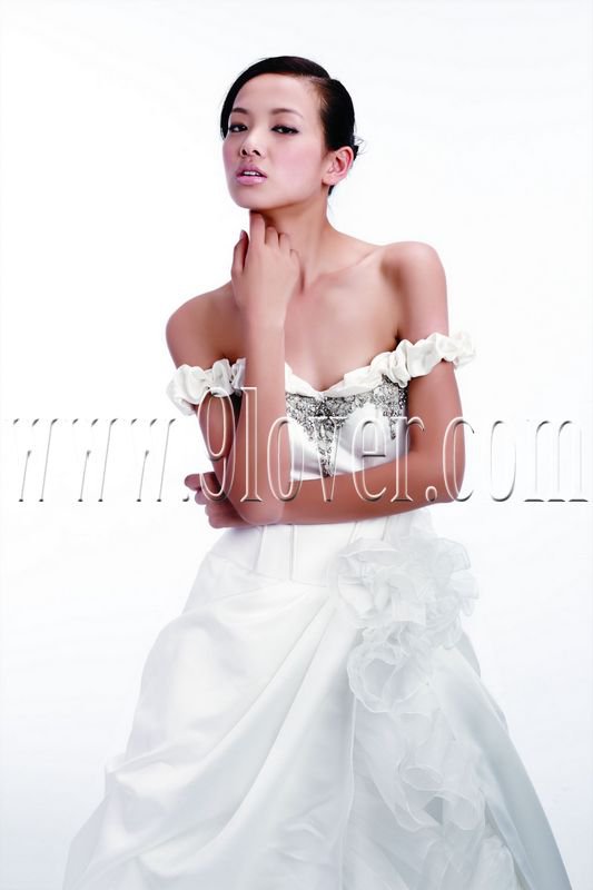 2011 off shoulder wedding dress fahion design elegant gown