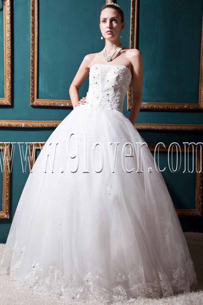 fairy tale ball gown floor length white tulle wedding dress with appliqued bodice IMG-0319