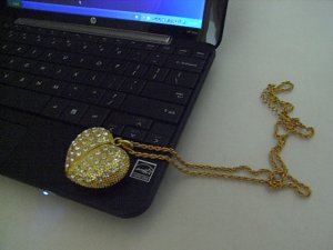 4GB GOLD HEART Flash Memory Stick Thumb Drive