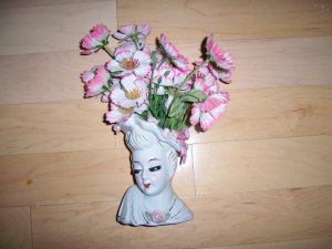 Ivory lady's Face Vase w Flowers BNK130
