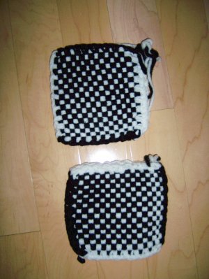 Pot Holders Knitted Black/White BNK195