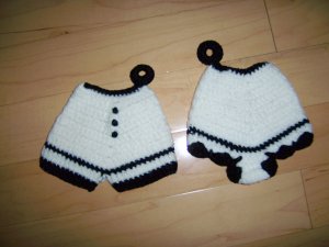 Pot Holders Knitted Mr & Mrs White w Black BNK196